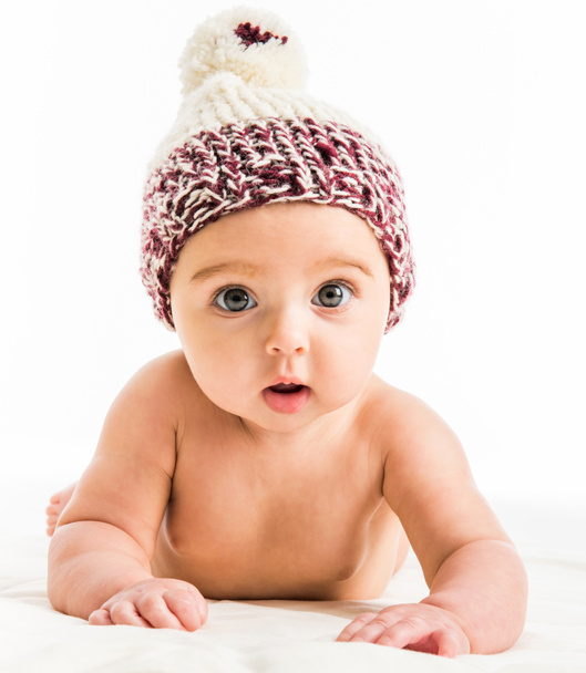 Meisje van de baby in bruin hoed - Foto, afbeelding