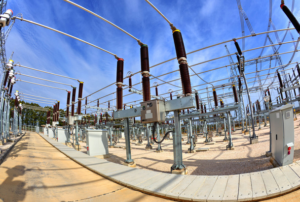 Высоковольтная коммутационная станция в электрической подстанции
 - Фото, изображение