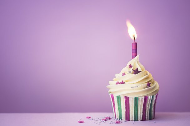 Μωβ γενέθλια cupcake - Φωτογραφία, εικόνα