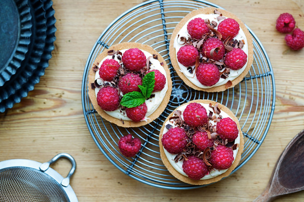 Individual raspberry tarts - Fotoğraf, Görsel