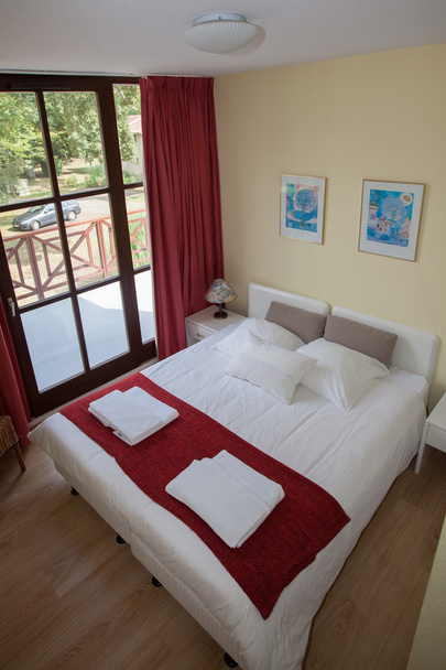 Διπλό κρεβάτι στο μοντέρνο εσωτερικό δωμάτιο - Φωτογραφία, εικόνα