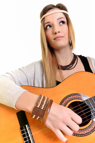 Hippie menina com a guitarra isolada no fundo branco
 - Foto, Imagem