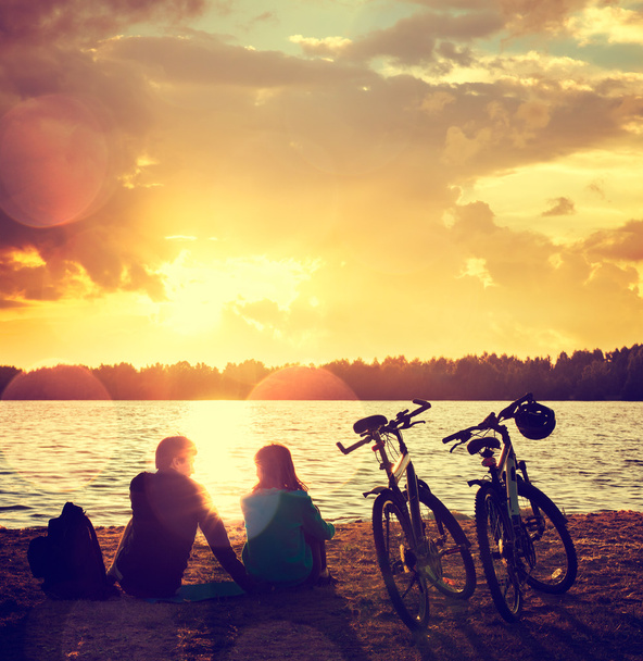 Ρομαντικό ζευγάρι με ποδήλατα από τη λίμνη - Φωτογραφία, εικόνα