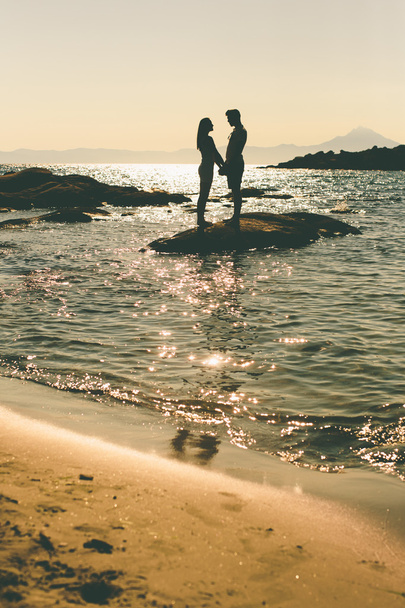 pareja joven en la playa - Foto, imagen