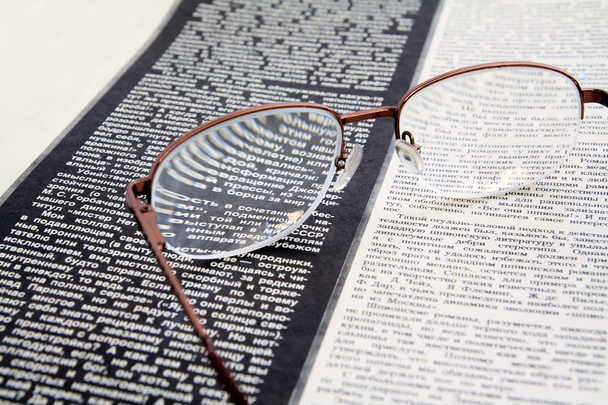 Spectacles on newspaper - 写真・画像
