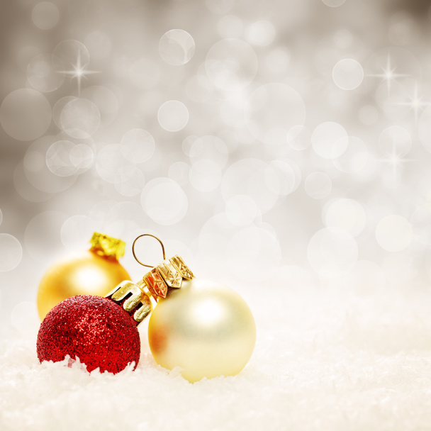 Рождественские шары и снежинки на фоне Рождества
 - Фото, изображение