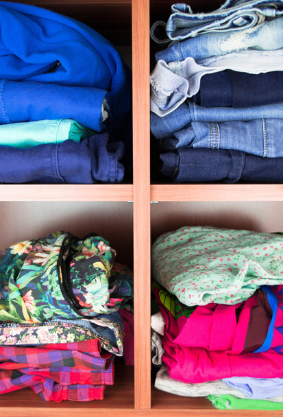 ubrania starannie złożone na półkach - Zdjęcie, obraz