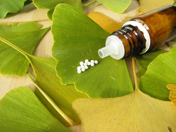 Ginkgo e pílulas homeopáticas
 - Foto, Imagem