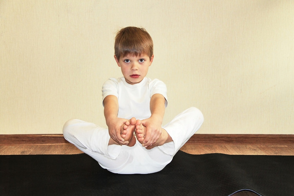 Bebé yoga en casa
 - Foto, imagen