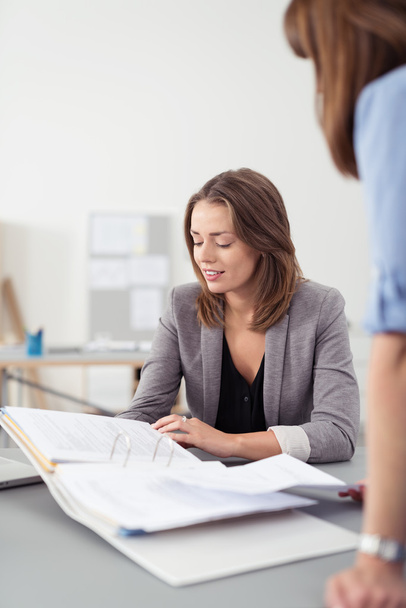 Young Businesswoman Showing Document to Colleague - Foto, Bild