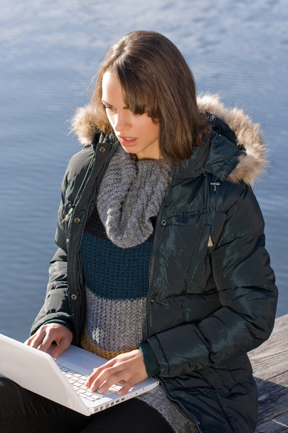 Vrouw met laptop - Foto, afbeelding