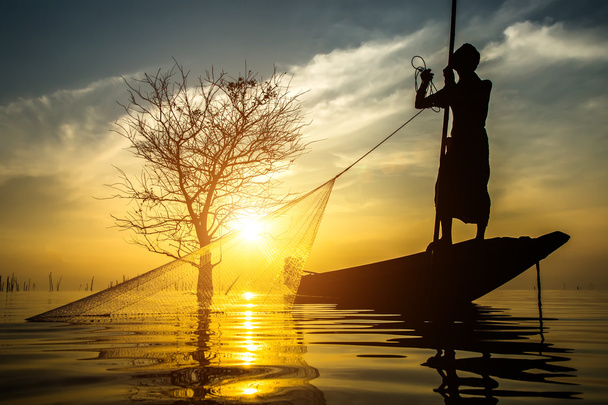 Balık ağlarına günbatımı sırasında Thail atma siluetleri balıkçı - Fotoğraf, Görsel