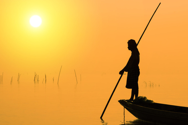 Siluetas pescador y puesta del sol, Tailandia
. - Foto, Imagen