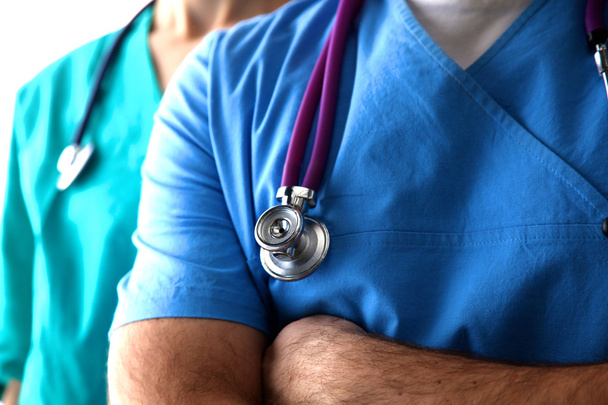 Médico mão segurando um estetoscópio ouvindo batimentos cardíacos
 - Foto, Imagem