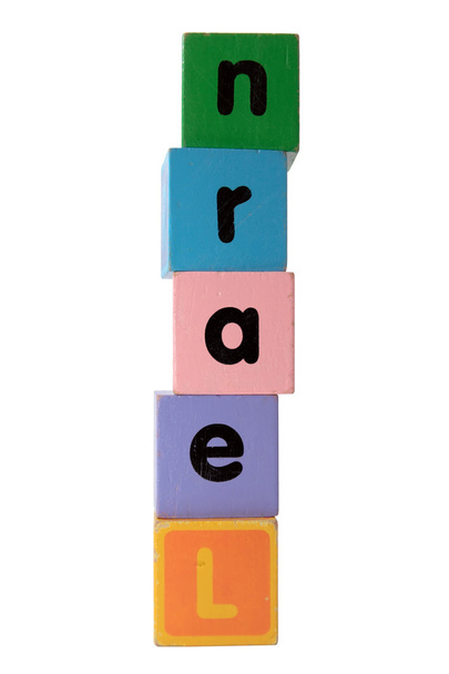 Apprendre dans les lettres bloc de jeu de jouet avec le chemin de coupe sur blanc
 - Photo, image