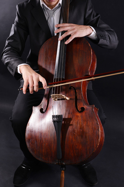 Чоловік грає на віолончелі
 - Фото, зображення