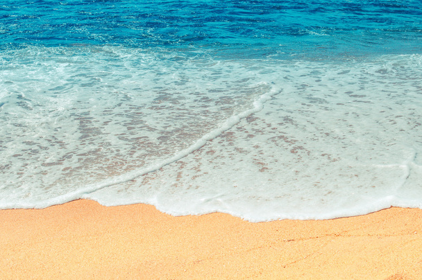 Vague douce de la mer sur la plage de sable fin - Photo, image