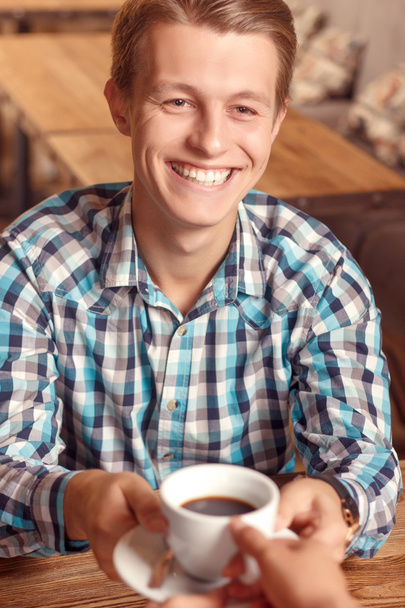 Homem recebendo xícara de café
 - Foto, Imagem