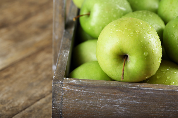 Ripe green apple in crate close up - Фото, изображение