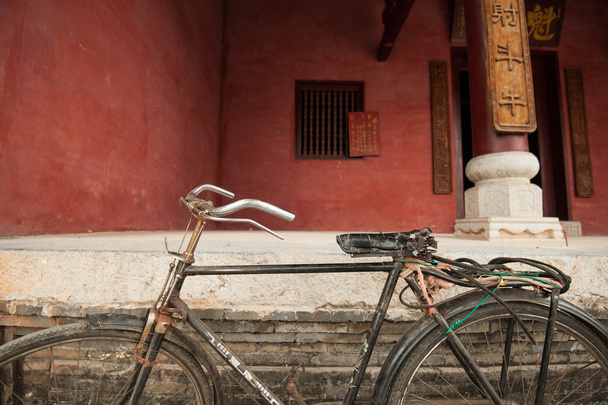 Старий велосипед повідомив древнього храму, Китай - Фото, зображення