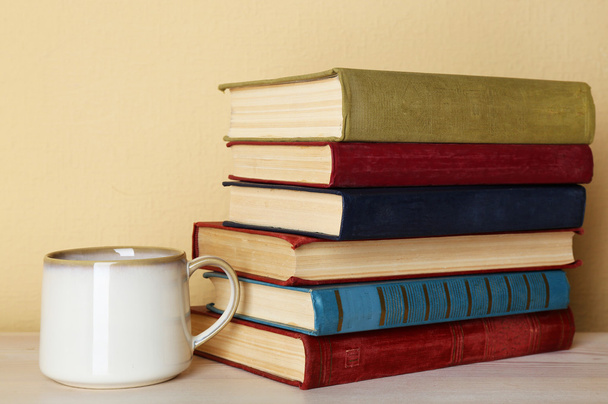 Kopje thee met stapel boeken - Foto, afbeelding