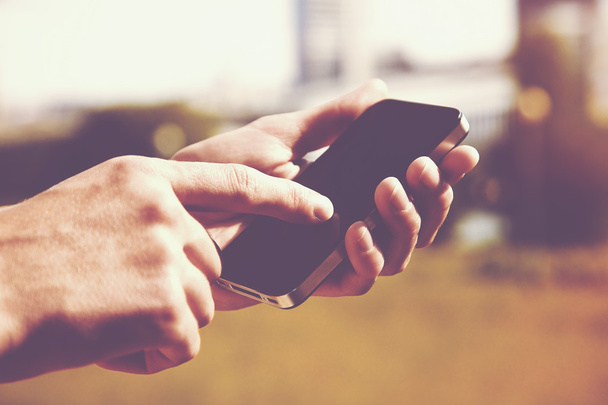 ręce przy użyciu telefonu SMS-y na smartphone aplikacja - Zdjęcie, obraz