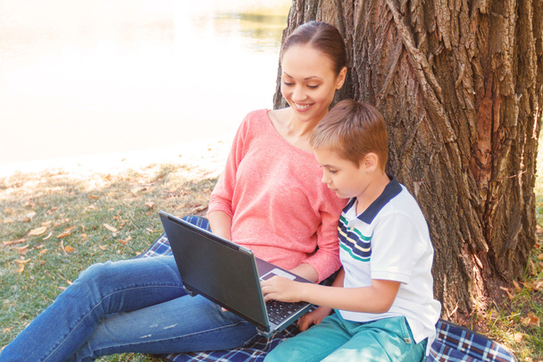 Mother and son with laptop - Zdjęcie, obraz