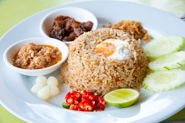 νόστιμο παραδοσιακό φαγητό της Ταϊλάνδης: τηγανητό ρύζι με εμβύθιση τσίλι, χοιρινό και s - Φωτογραφία, εικόνα