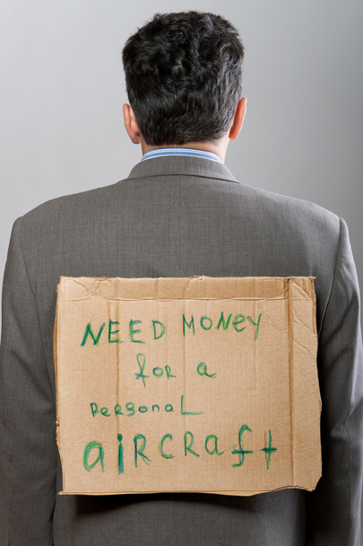 Uomo con cartello di cartone Need Money
 - Foto, immagini