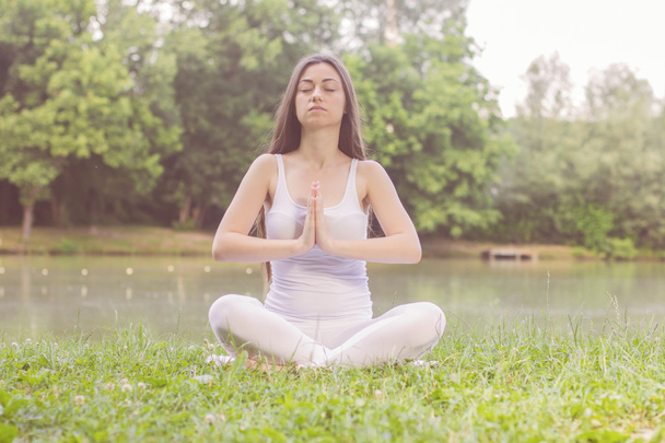 Yoga Mulher Meditando Relaxante Estilo de Vida Saudável
 - Foto, Imagem