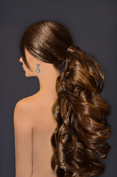 Красива дівчина з довгим кучерявим волоссям
 - Фото, зображення
