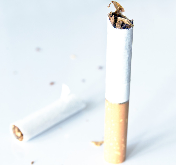 Cigarro quebrado
 - Foto, Imagem