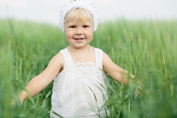 little girl in high grass - 写真・画像