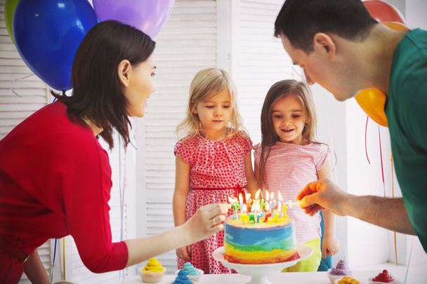 Retrato de una familia celebrando el cumpleaños de su pequeño puñado
 - Foto, Imagen