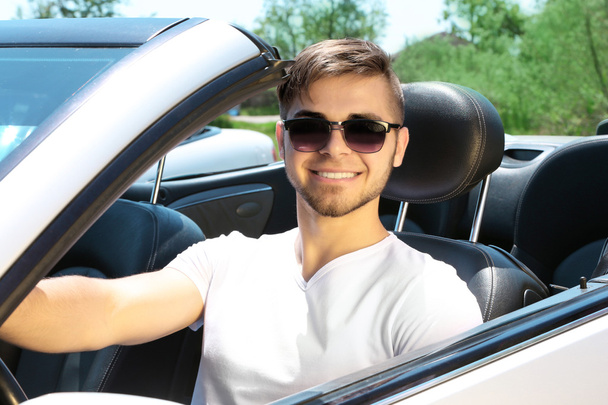  young man in cabriolet - Foto, afbeelding