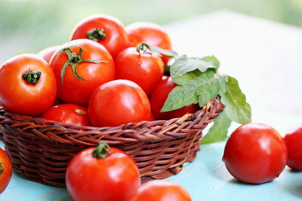 tomaten in een mand - Foto, afbeelding