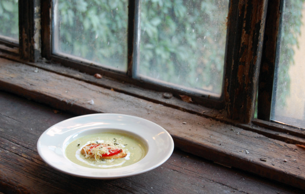 Close up van groene erwten soep met brood en kaas bovenop - Foto, afbeelding