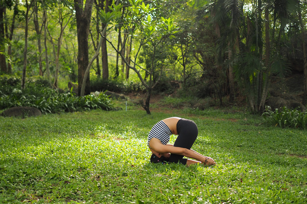 Genç kadının yoga egzersizleri Bahçe park yapması - Fotoğraf, Görsel