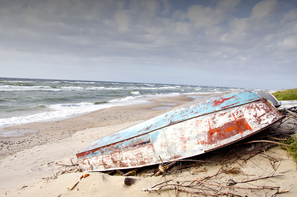 Barcos enferrujados na areia da praia do mar
 - Foto, Imagem