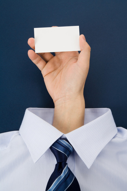 Χέρι κρατώντας ένα κενό επαγγελματική κάρτα - Φωτογραφία, εικόνα