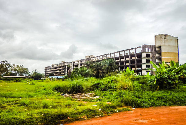 Zniszczone hotel w Monrowii. Liberia, Afryka Zachodnia - Zdjęcie, obraz