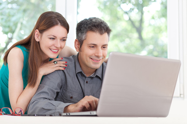 Young couple using laptop - Φωτογραφία, εικόνα