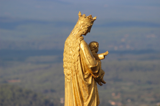 Золотая статуя Девы Марии и младенца Иисуса
 - Фото, изображение
