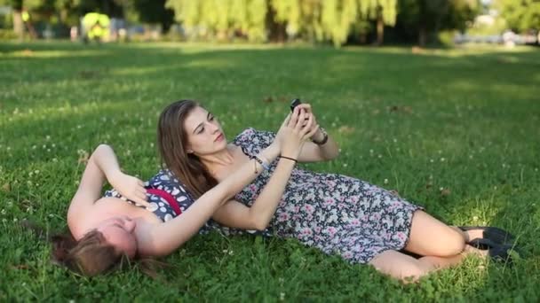 niedliche Teen Freundinnen mit Handy - Filmmaterial, Video