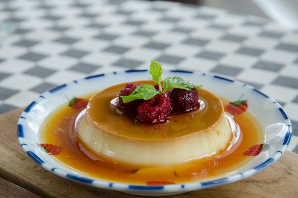 карамельний десерт і червона ягода з медом
 - Фото, зображення