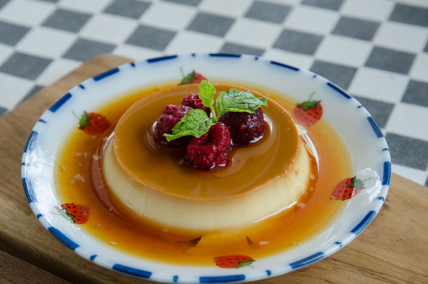 карамельний десерт і червона ягода з медом
 - Фото, зображення