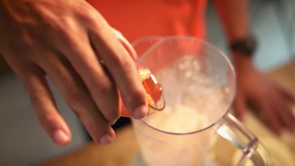3 man bereidt proteïne melk Shake met aardbeien - Video