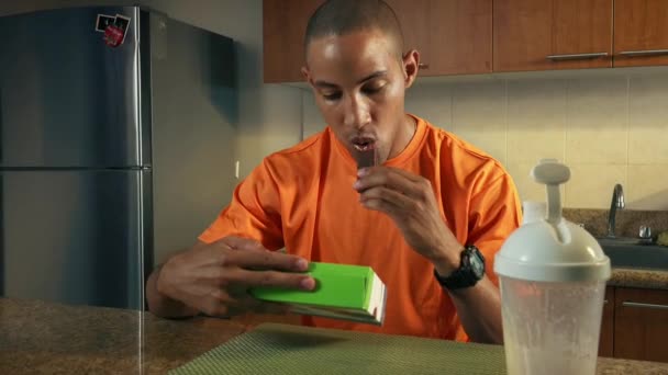 6 Sportler isst Proteinriegel liest Zutaten auf Lebensmittelverpackung - Filmmaterial, Video