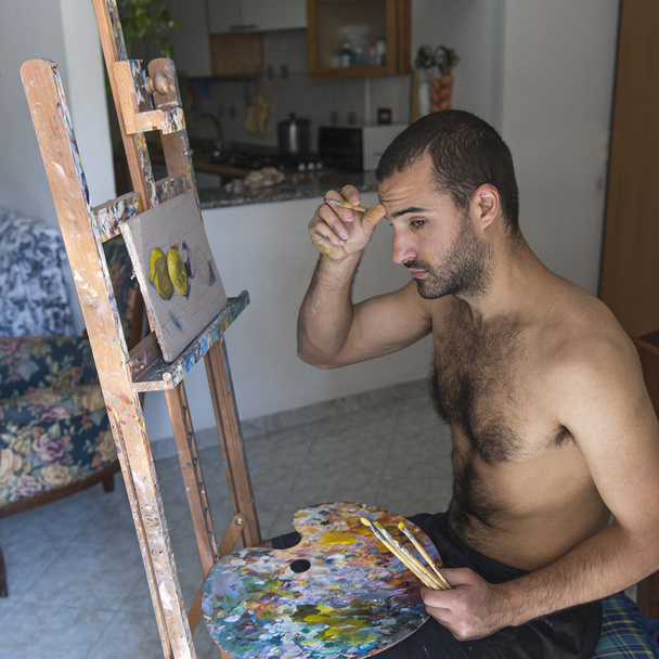 junger Künstler, der eine Leinwand malt - Foto, Bild