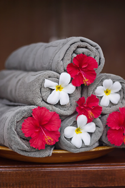 Towels with exotic flowers  - 写真・画像